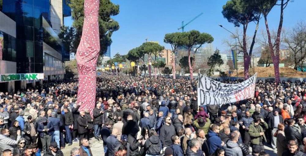 Vijojne protestat kunder rritjes se cmimeve, kerkesat per qeverine